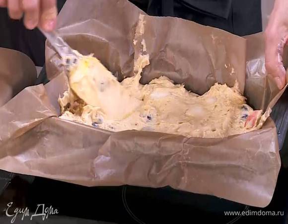 Тесто выложить в форму для кексов, выстеленную бумагой для выпечки, и разровнять его.