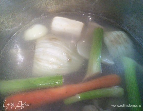 С куриного мяса снять кожицу и освободить от костей. Из них с добавлением корешковых овощей сварить куриный бульон. 