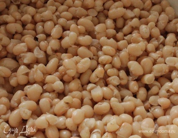 Фасоль замочить в холодной воде, лучше на ночь. Утром воду слить, залить свежей водой, сварить до готовности, слить жидкость, остудить.