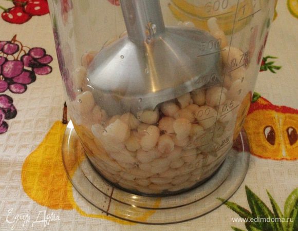 Фасоль поместить в стакан блендера, добавить уксус, минеральную воду, горчицу, соль и сахар.