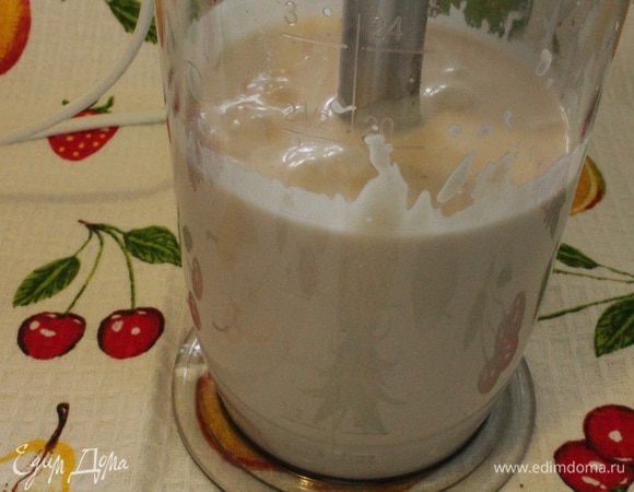 Добавить в три приема растительное масло, взбить до однородной смеси. Соус загустеет и приобретет белый цвет.