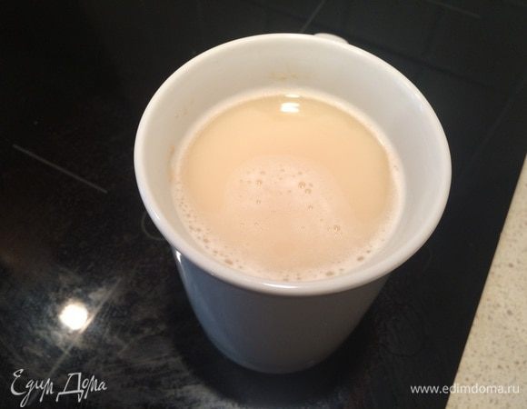 Дрожжи разводим в стакане теплой воды с щепоткой сахара и оставляем до образования пены (у меня на фото только начало процесса).