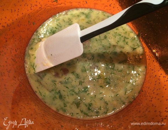 Смешиваем мелко порезанный лук, чеснок, зелень, яйцо, соль и около 40 мл оливкового масла. Добавляем к ним воду с дрожжами. 
Замешиваем тесто, постепенно добавляя просеянную муку. Тесто должно остаться достаточно мягким. Накрываем полотенцем и убираем в тепло на 1 час.
Формируем булочки и выкладываем их в форму (у меня для удобства силиконовая; если нет, то смазать оставшимися 10 мл масла). 