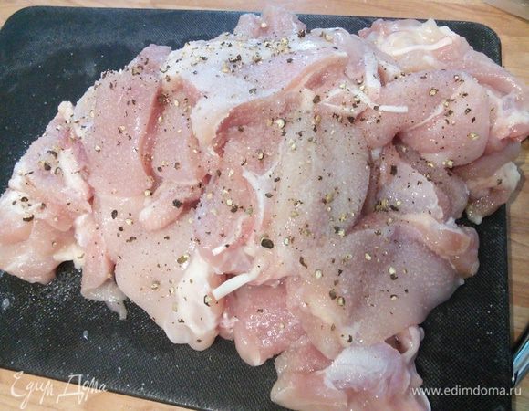 Мясо порезать на порционные кусочки, посолить и поперчить. 