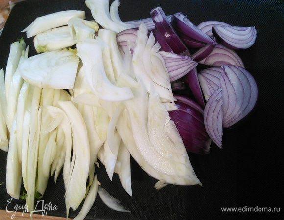 В этой же кастрюле обжарить лук и фенхель, нарезанный соломкой. 