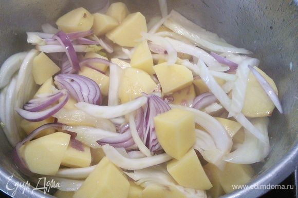 Добавить порезанный крупно картофель, обжарить в течении нескольких минут.
