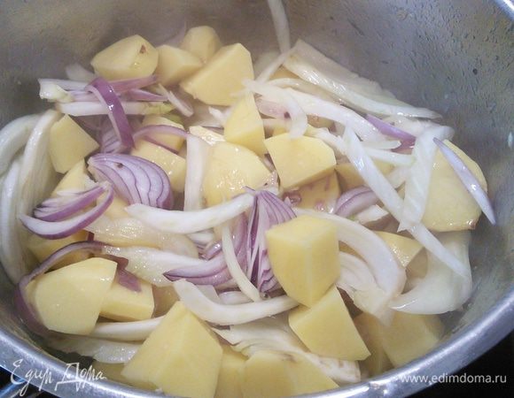 Добавить порезанный крупно картофель, обжарить в течении нескольких минут. 