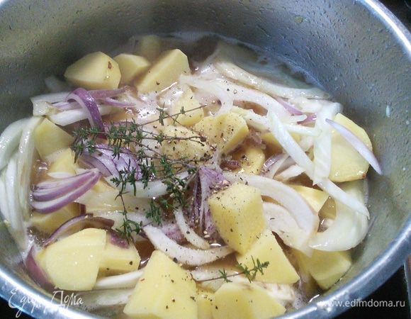 Влить вино, закипятить, дать выпариться алкоголю, ударив жидкость до минимума. Добавить тимьян. Посолить и поперчить. Заварить шафран в небольшом количестве воды. 