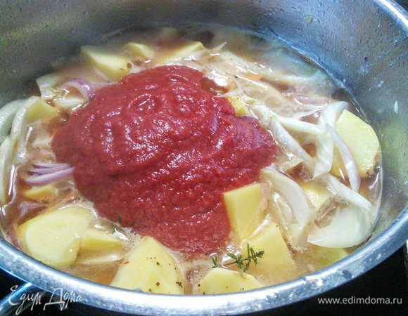 Добавить пассату или консервированные помидоры в собственном соку и бульон. Дать повариться на малом огне 15 мин. По необходимости снимать пену. 