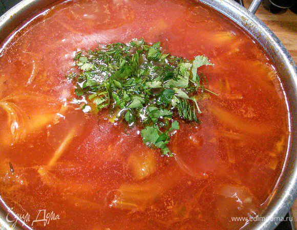 Заправить суп по вкусу солью и перцем, цедрой лимона и щепоткой сахара. Вернуть в кастрюлю куриное мясо вместе с образовавшимся соком и поварить примерно 20 мин до готовности картофеля. Суп готов. Добавить свежую зелень. 