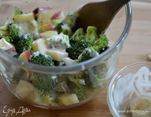 Приготовим заправку все перемешав. Добавим в салат. Перемешаем.
Для тех, кто держит строгий пост, можно исключить заправку. Для тех кто просто любит салаты, разнообразие, можно йогурт заменить на майонез.