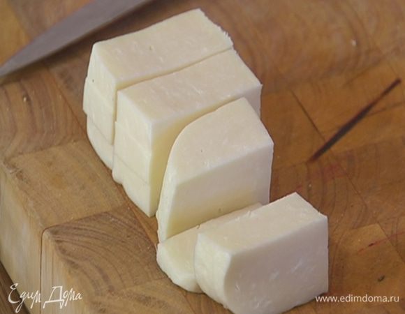 Сулугуни нарезать брусками. 