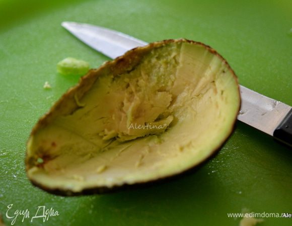 Авокадо разрезать на 2 части. Очистить от мякоти оставляя небольшую часть в кожуре. Вторую часть мелко нарезать добавить в емкость салатную.