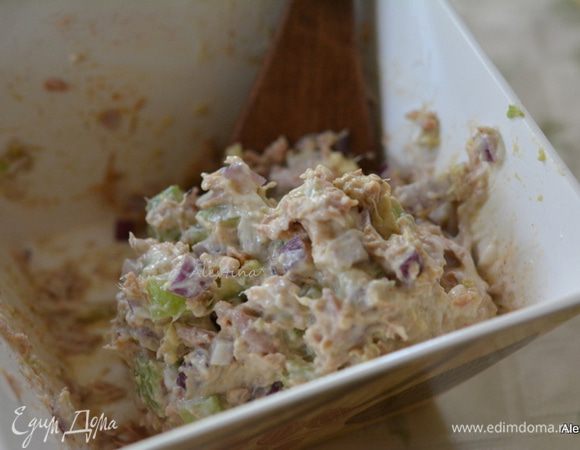 Нарезать сельдерей кубиками, лук красный, достать тунец из упаковки готовый и вилкой поломать. Все перемешать.