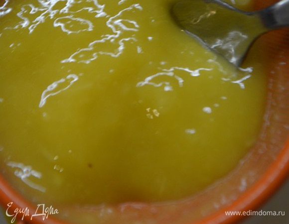 С манго слить сок и измельчить в блендере. Протереть через сито.