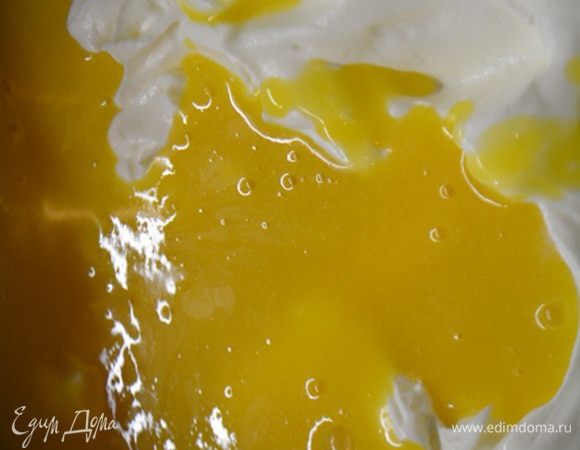 Сливки взбить до устойчивых пиков. Добавить желтково-манговое пюре и аккуратно перемешать. Поставить эту смесь в морозильную камеру на 2–3 часа.