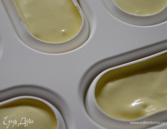 Достать и перемешать мороженое вилкой. Разложить его по силиконовым формочкам и заморозить.