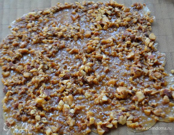 Для грильяжа я использовала готовую сухую карамель, ее смешала с измельченным миндалем. Высыпала на силиконовый коврик, разровняла и запекала при 190°C до золотистого цвета, примерно 7–10 минут. Остудить. Снять с коврика. Если у вас нет готовой карамели, тогда в сотейник влить воду и всыпать 50 г сахара. Довести сироп до золотистого цвета. Всыпать поджаренные на сухой сковороде измельченные орехи и перемешать, чтобы карамель покрыла все орехи. Пергамент смазать сливочным маслом и выложить орехово-карамельную смесь, разровнять. Остудить и готово!