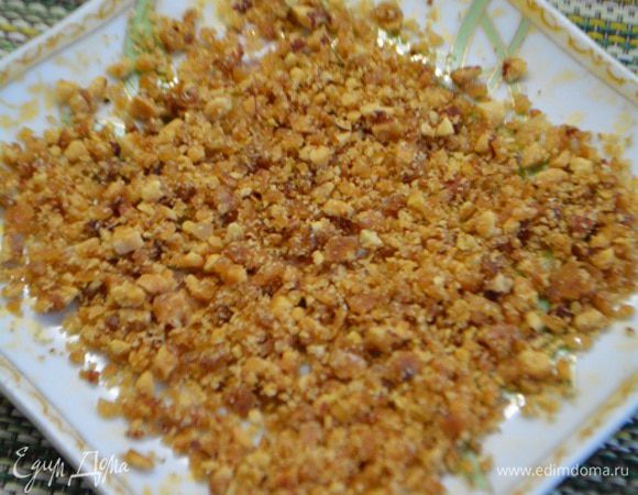 Грильяж измельчить в блендере. Разложить по порционным тарелочкам.