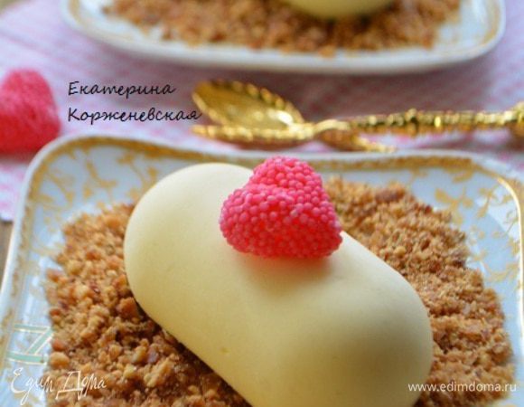 Мороженое извлечь из формочек и уложить на грильяж. Украсить по желанию.