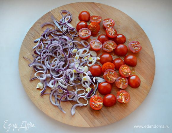 Лук почистить, нарезать тонкими полукольцами. Помидоры помыть и разрезать пополам.