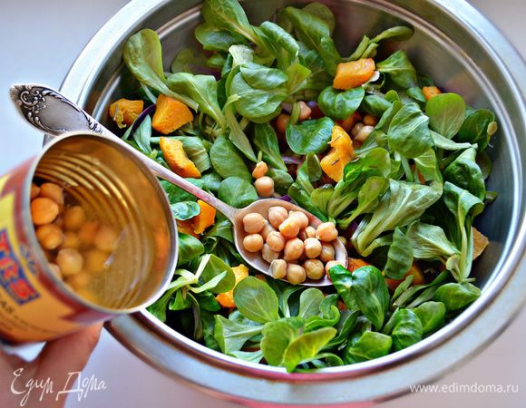 Салат корн помыть, просушить. В миске смешать салат, запеченную тыкву, лук, помидоры, добавить консервированный нут. Немного приправить салат солью, бальзамическим уксусом, сбрызнуть оливковым маслом и хорошо перемешайте.