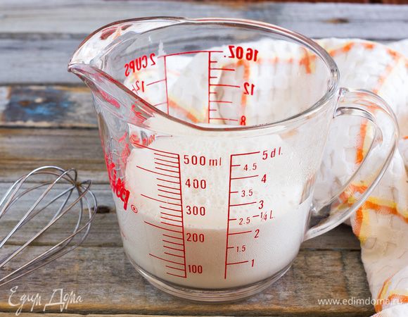 Разведите сухие дрожжи в 50 мл теплой воды, добавьте сахар, и оставьте на 5 минут. Масса должна увеличиться вдвое.