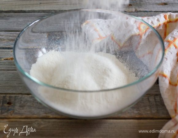 Муку с солью просейте горкой в миску.