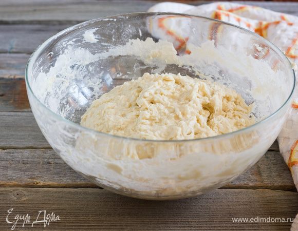 Вымесите мягкое эластичное тесто (может прилипать к рукам но муки больше не добавляйте), переложите тесто в миску, накройте полотенцем и оставьте на 20 минут.