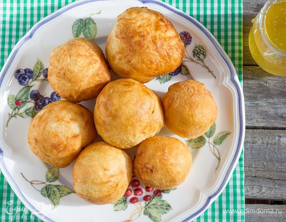 Подавайте пончики с сахарной пудрой и сиропом.