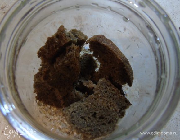 Вначале готовим закваску. В банку насыпаем овсяные хлопья и ломаем кусочками ржаной хлеб.