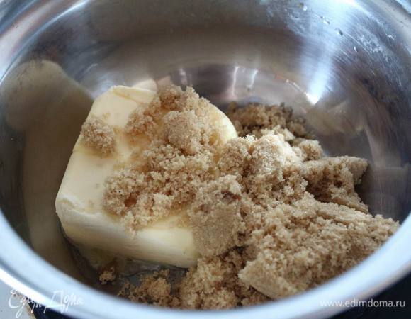В небольшой кастрюльке растопить сливочное масло с сахаром на небольшом огне.