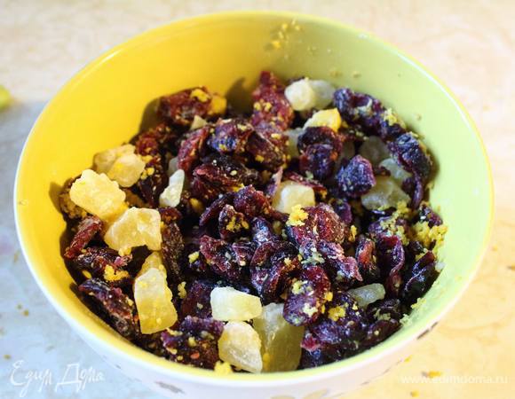 В емкости смешать цедру и сухофрукты (можно также добавить семена ванили и орешки) с одной чайной ложкой муки.