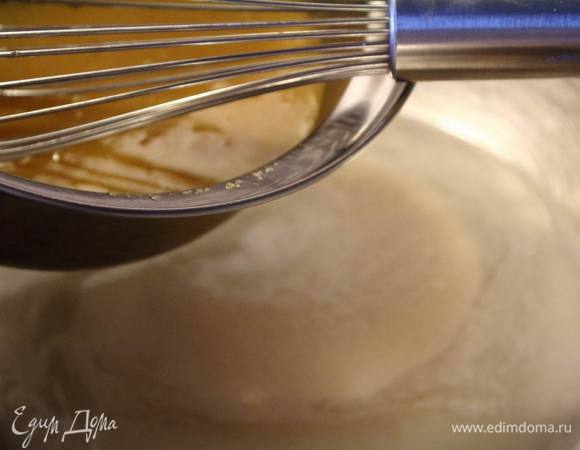 Пока мы все подготовили — дрожжи уже зашевелились. Вливаем в них остывшее масло с сахаром и размешиваем.