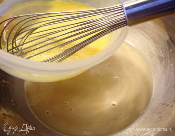Затем вливаем яичную смесь и снова размешиваем.