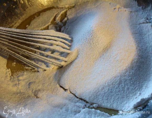 Просеиваем половину муки, соль и хорошенько размешиваем, чтобы не было комочков.