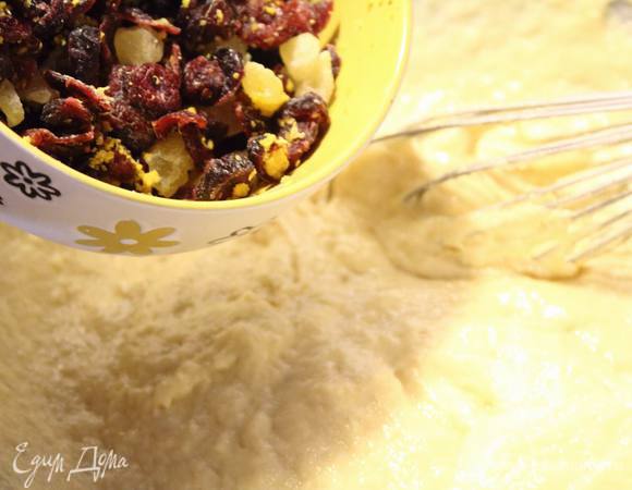 Всыпаем приготовленные сухофрукты.