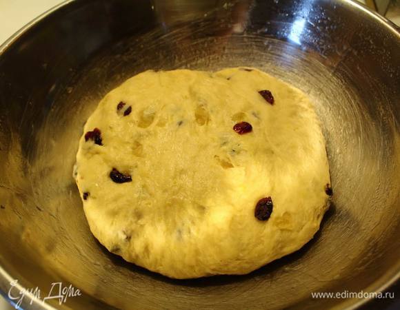 Добавляем оставшуюся муку и вымешиваем тесто. Муку вмешиваем постепенно и ориентируемся на нужную консистенцию — тесто должно слегка прилипать к рукам. Укладываем его в емкость, смазанную растительным маслом и смазываем верхушку теста, накрываем пленкой и ставим на расстойку в теплое место на 2 часа.