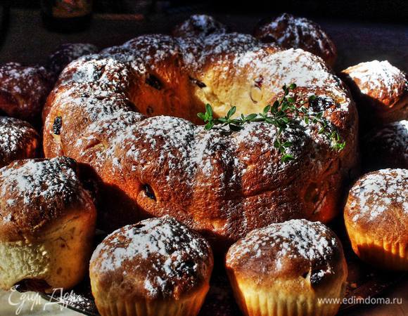 Готовые панеттоне можно украсить традиционно, сахарной глазурью или взбитыми белками. Мне по душе просто сахарной пудрой посыпать.