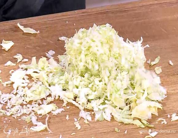 Капусту натереть на крупной терке.