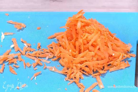 Морковь почистить и натереть на крупной терке.