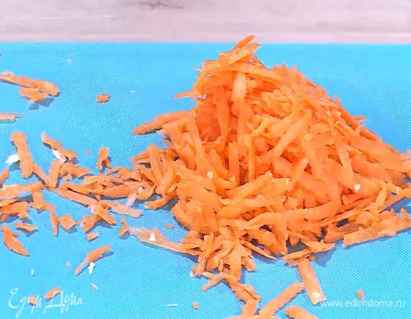 Морковь почистить и натереть на крупной терке.