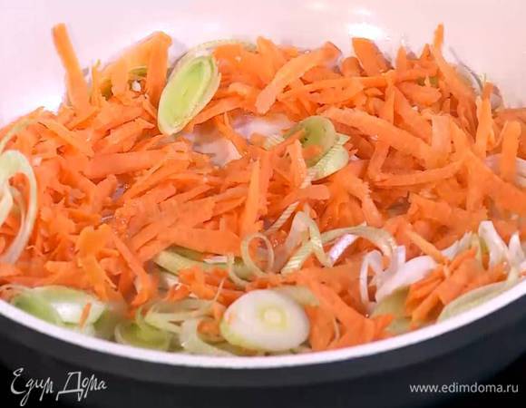 Разогреть в сковороде 1 ст. ложку оливкового масла и обжарить лук с морковью.