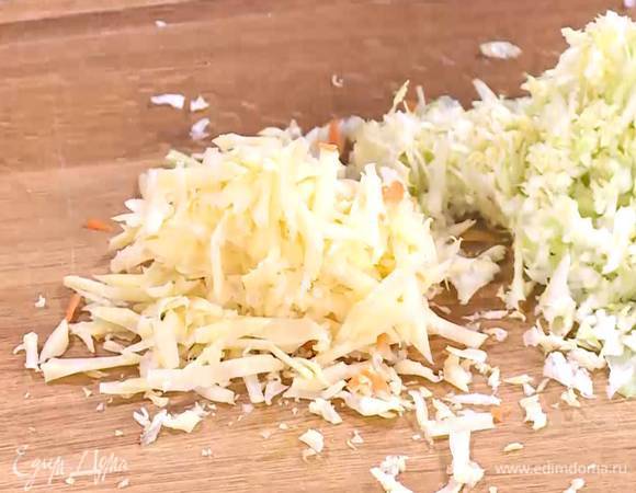Сыр натереть на крупной терке.