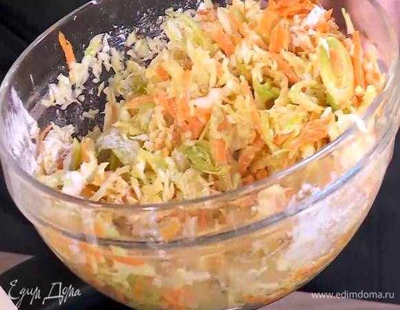 Добавить обжаренную морковь с луком, всыпать муку и еще раз перемешать.