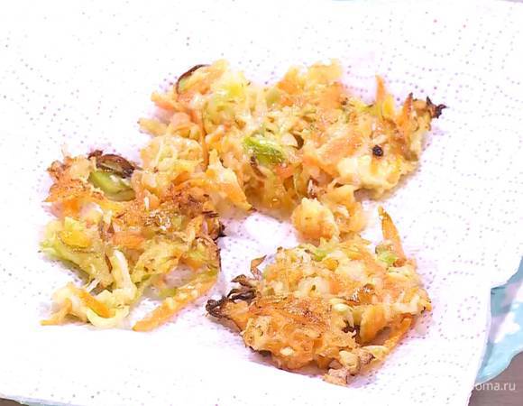 Разогреть в сковороде оставшееся оливковое масло, пожарить оладушки и выложить на бумажное полотенце, чтобы удалить излишки жира.