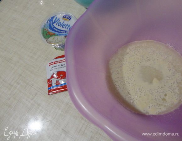 Наливаем в миску теплую воду, добавляем сахар и дрожжи и оставляем на 5-10 минут.