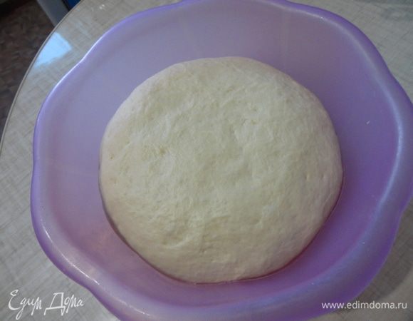 Тесто получается очень мягкое, нежное к рукам не прилипает. Миску с тестом прикрыть пищевой пленкой и оставить на 1 час. В теплом месте для расстойки. Час прошел, наше тесто хорошо поднялось.