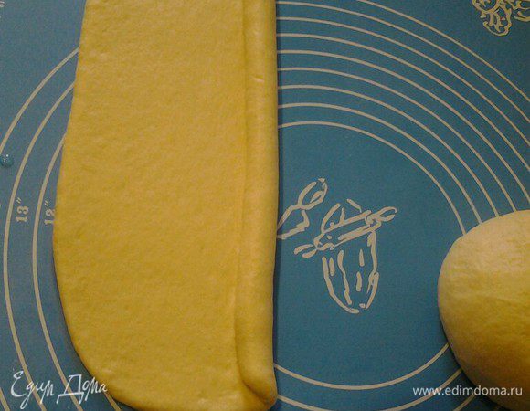 Выложить тесто на рабочую поверхность, сформировать колобки и начинаем раскатывать. Раскатали прямоугольник где-то 30х15 и свернули рулетиком.