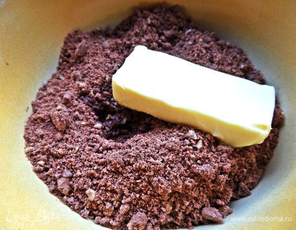 Положить мягкое сливочное масло, растереть.